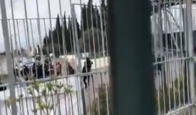 Χημικά και ξύλο έξω από το υπουργείο παιδείας στη συγκέντρωση εκπαιδευτικών (Video)